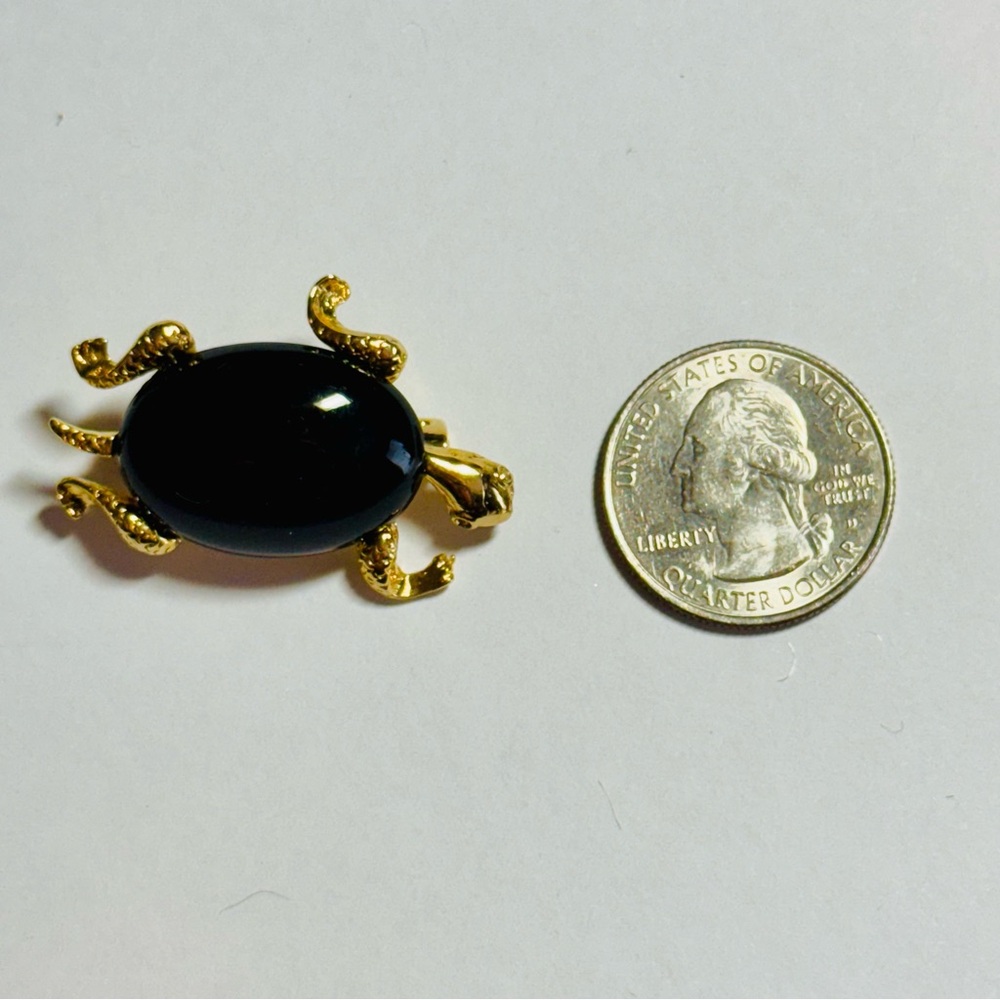 VINTAGE BLACK/ONYX CABOCHON GOLD TONE TURTLE BROOCH/PIN - Picture 7 of 7